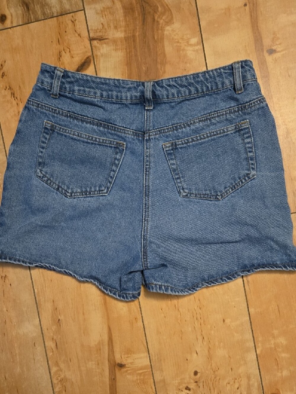 Cotton Ginny - Retro Denim Shorts in Blue - Picture 4 of 5